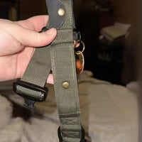Collare in nylon Rex verde army in mano