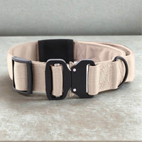 Dettaglio chiusura del collare in tessuto Rex beige