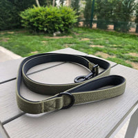 primo piano del guinzaglio in tessuto nylon Rex verde army