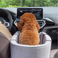 Cane rilassato nel trasportino Pawvella Paw-Go in auto tra i sedili anteriori