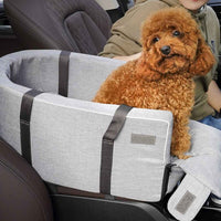 Cane che osserva dalla macchina nel trasportino Pawvella Paw-Go