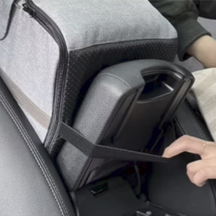 Fissaggio sicuro del trasportino per cani al bracciolo centrale dell'auto tramite cinghia elastica