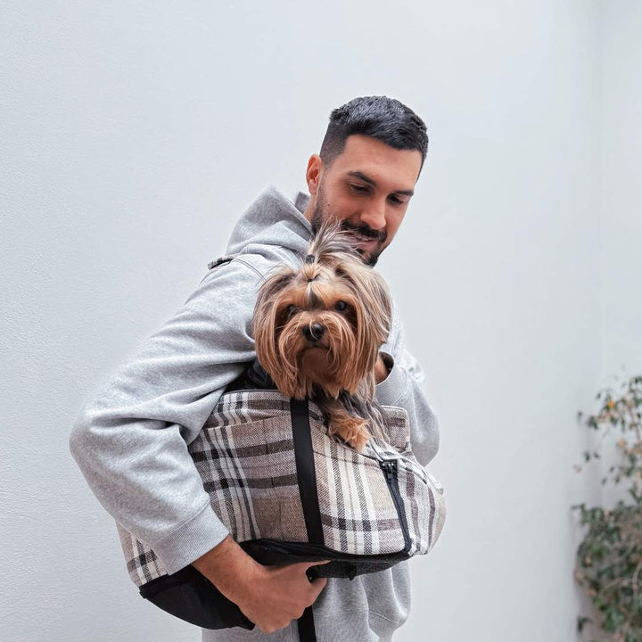 Trasportino PAW-GO portato a spalla con cane all'interno, ideale per il viaggio e la passeggiata