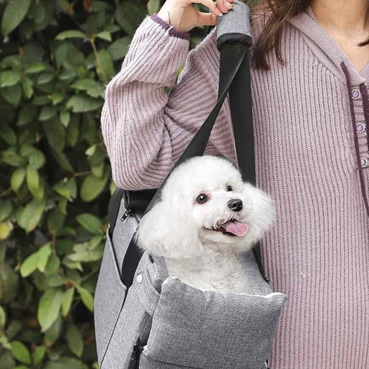 Donna trasporta cane piccolo a spalla con il trasportino Pawvella Paw-Go